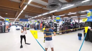 The volleyball net Kipsta seen in the video "all alone in a Decathlon" of Peter Croce