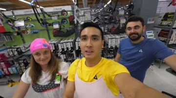 The two-piece swimsuit pattern seen in the video "all alone in a Decathlon" of Peter Croce