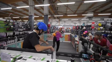 The blue helmet Wedze seen in the video "all alone in a Decathlon" of Peter Croce