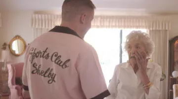 La chemise rose "Sports Club Shelby" portée par Macklemore dans son video clip Glorious