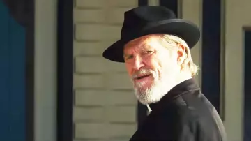 Sombrero Fedora negro usado por el Padre Daniel Flynn (Jeff Bridges) como se ve en Bad Times at the El Royale