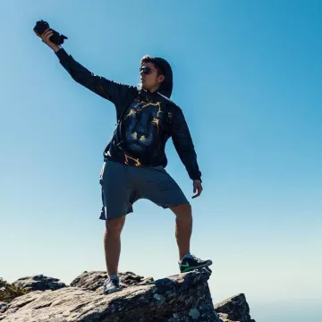 La sudadera con capucha 3D Lion de Romain Lanéry en la cima de una roca en Instagram