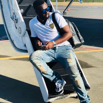 Le tee-shirt blanc col-v à écusson de Maitre Gims sur son compte Instagram