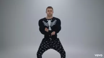 Le jogging pyjama imprimés oeil de Vald dans son clip Désaccordé