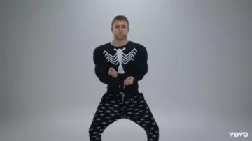 Le jogging pyjama imprimés oeil de Vald dans son clip Désaccordé