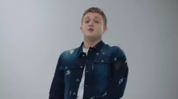 La veste en jean Richard Valentine déchirée portée par Vald dans son clip Désaccordé
