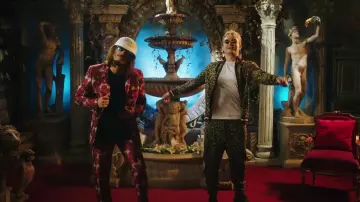 Le bob Game Boy Co­lor Pi­ka­chu porté par Lo­renzo dans son clip Bizarre