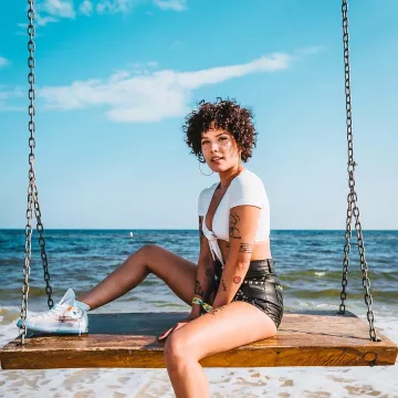 Les Sneakers Converse Chuck 70 Hi "off white"   portées par Hasley sur son compte Instagram