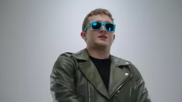 Les lunettes de soleil de Vald dans son clip Désaccordé