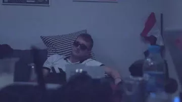 Les lunettes de soleil Ray Ban de Vald dans son clip Trophée