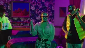 El cinturón de Gucci con perlas perlas que lució Karol G en su clip Mi Cama con J. Balvin feat. Nicky Jam