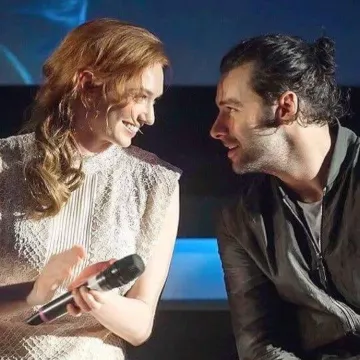 La robe blanche à dentelles de Eleanor Tomlinson pour l'avant première de Poldark à Londres