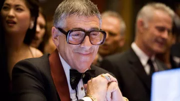 The eye glasses, Ultra Goliath II worn by Reuben Tishkoff (Elliott Gould) in Ocean's 13