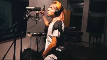 Black belt-bag worn by 6ix9ine in Zkittlez | Gigi music video
