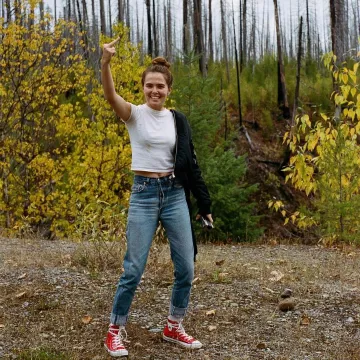 The sneakers Converse All Star Hi red worn by Zoey Deutch on his account Instagram
