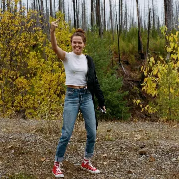 Les sneakers Converse All Star Hi rouges portées par Zoey Deutch sur son compte Instagram