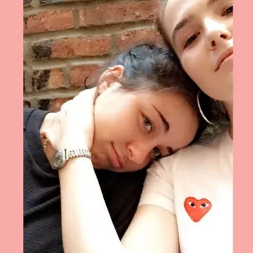 The t-shirt white comme des Garçons Play worn by Zoey Deutch on his account Instagram