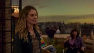 Le top marron de Donna jeune (Lily James) dans Mamma Mia! Here We Go Again