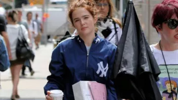 La veste des New York Yankees portée par Harper (Zoey Deutch) dans Petits coups montés