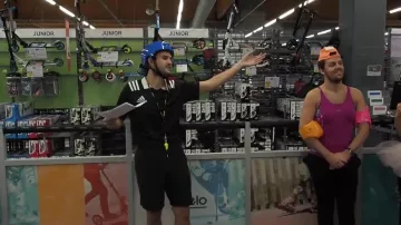 The armbands pink worn by Peter Croce in his video "all alone in a Decathlon"