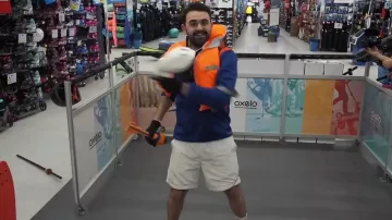 The vortex blue and white held by William in the video "all alone in a decathlon" of Peter Croce