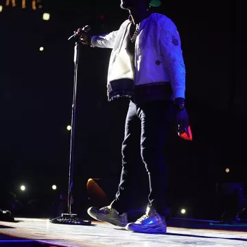 El par de Nike Air Jordan 3 Retro HC "Chrome" que lleva Usher en su cuenta de Instagram
