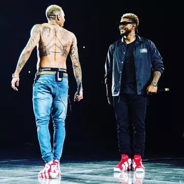 Sneakers Nike Air More Uptempo "Supreme" worn by Usher on his Instagram account