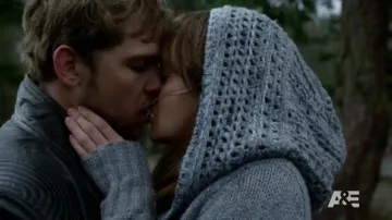 Le gilet gris à capuche porté par Emma Decody (Olivia Cooke) dans Bates Motel S03E10