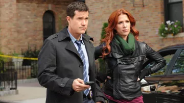 La veste en cuir portées par Carrie Wells (Poppy Montgomery) dans Unforgettable S01E09