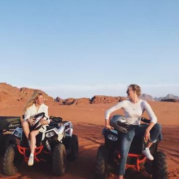 The Adidas sneakers Stan Smith worn by Karlie Kloss on her account Instagram