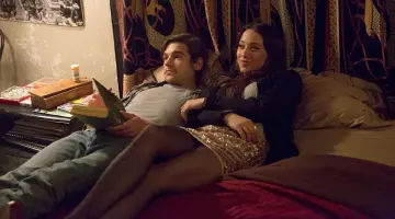 La jupe dorée à sequins de Julia Wicker (Stella Maeve) dans The Magicians S01E01