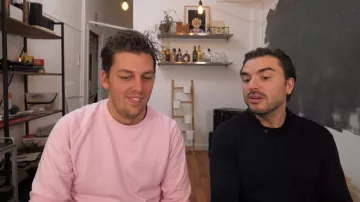 The scale flower pot white view in the background of the video "these people who have too much money" of Peter Croce