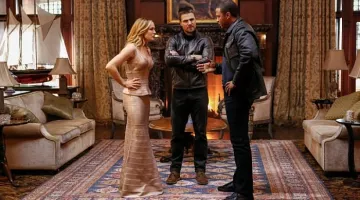Vestido de dama de honor de Sara Lance (Caity Lotz) Hervé Léger en Arrow S05E08