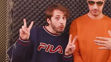 The sweatshirt Fila blue Maxenss in the YouTube video "The biggest hide-and-seek of France !" Squeezie (feat Carlito, Maxenss, Leo)