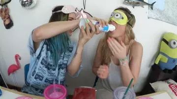 Le masque de nuit "Minion" (Moi, moche et méchant) dans la vidéo YouTube What's in my mouth challenge de Natoo