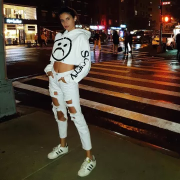 Las zapatillas adidas Superstar blancas que lleva Sara Sampaio en su cuenta de Instagram
