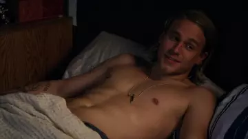 Le collier avec pendentif balle de Jax teller (Charlie Hunman) dans Sons of Anarchy S01E09
