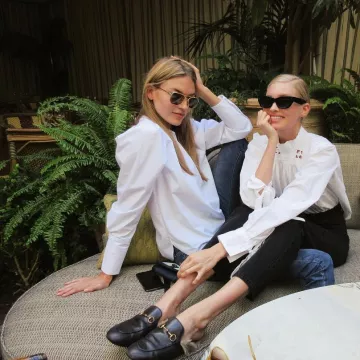 Mulas de peluche de Gucci Princetown usadas por Elsa Hosk en la cuenta de Instagram de Martha Hunt