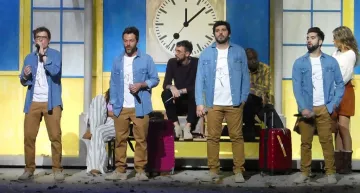 La chemise bleue claire portée par Les Enfoirés dans Les Restaus du Coeur 2018