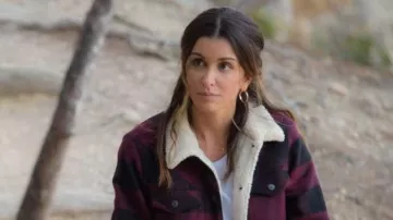 Le blouson rouge à carreaux Levi's de Sarah (Jenifer Bartoli) dans Traqués
