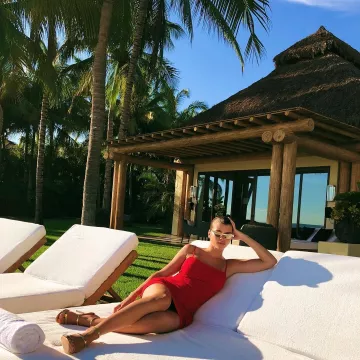 Vestido bodycon rojo de Lulus usado por Sofia Richie en su publicación de Instagram