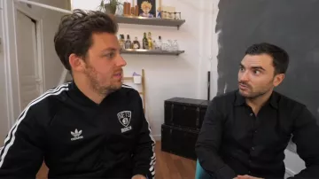 the scale flower pots white view in the background of the video "these people who make stupid decisions" of Peter Croce