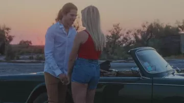 La chemise blanche Gucci avec serpent sur le col de Moha La Squale dans le video clip Luna