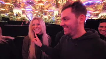 Le bombers kaki porté dans la vidéo "cache-cache dans un musée" de Pierre Croce