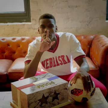 la réplique du ballon de la coupe du monde 2018 rouge vu sur le profil instagram de Paul Pogba