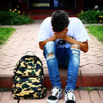 Las furgonetas a cuadros negras Old Skool zapatillas usadas por el YouTuber Christian Cantelon en Instagram