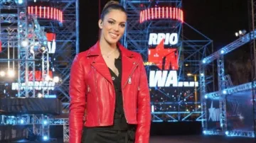The leather biker jacket red Iris Mittenaere in Ninja Warrior