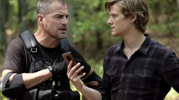 Chemise à carreaux portée par Angus MacGyver (Lucas Till) comme on le voit dans MacGyver S03E01