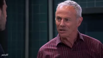 Robert Scorpio (Tristan Rogers) camisa burdeos en el Hospital General 23/08/18