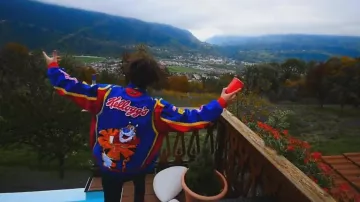 The jacket Nascar "Frosties" worn by Foda C in the clip Dom Perignon Columbine Feat. Charles Viscount